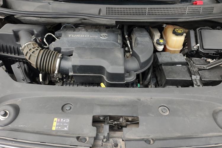 Used Buick GL8 2022 ES Land Cruiser 653T Luxury Model Engine Bay