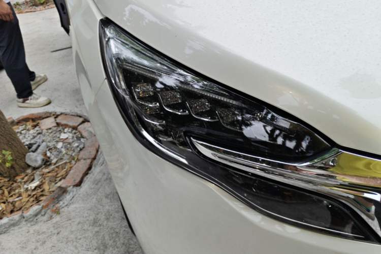 Used Buick GL8 2022 ES Landtrek 653T Luxury Edition Right Front Headlight