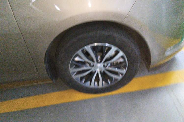 Used Buick GL8 2022 ES Landtrek 653T Luxury Edition Right Front Wheel Hub