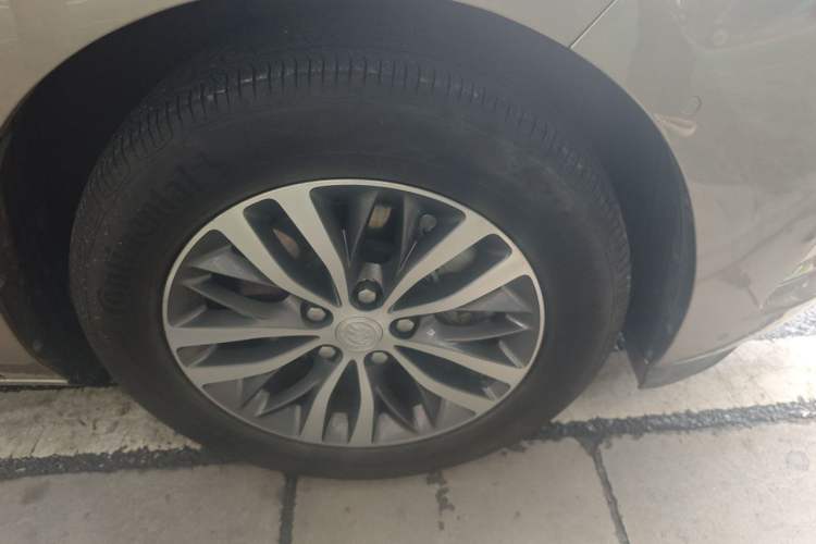 Used Buick GL8 2022 ES Landtrek 653T Luxury Edition Right Front Wheel Hub