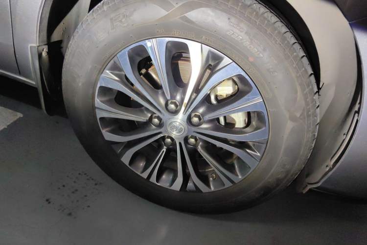 Used Buick GL8 2022 Land Cruiser Executive Class 652T Comfort Model Right Front Wheel Hub