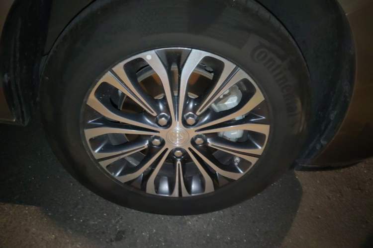 Used Buick GL8 2022 Land Business Class 652T Luxury Model Right Front Wheel Hub