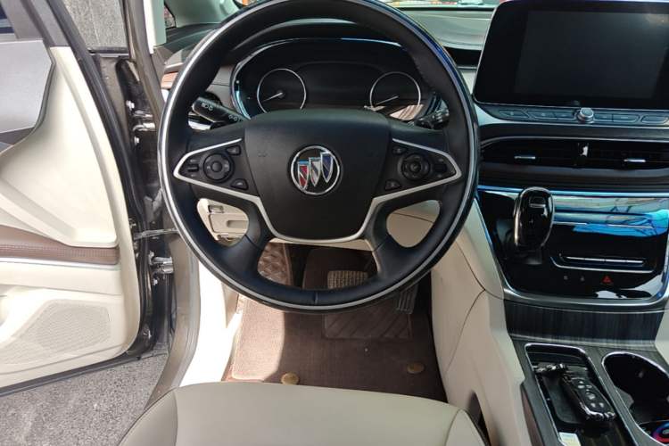 Used Buick GL8 2022 Land Cruiser Executive Class 652T Comfort Model Steering Wheel