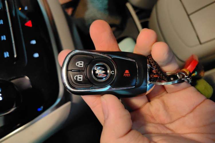 Used Buick GL8 2022 Land Cruiser Executive Class 652T Comfort Model Vehicle Key