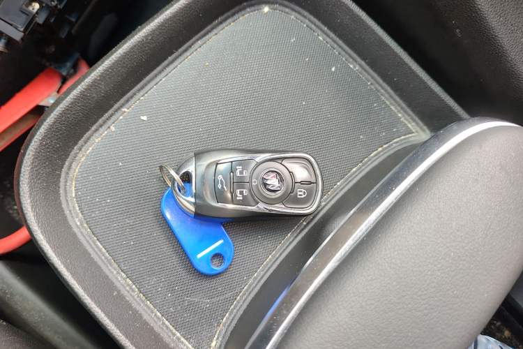 Used Buick GL8 2022 ES Land Cruiser 653T Luxury Model Vehicle Key