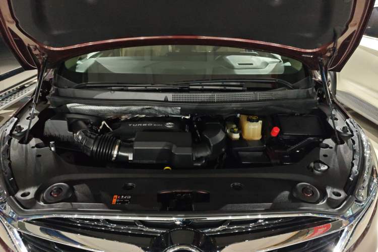 Used Buick GL8 2022 ES Land Cruiser 653T Luxury Model Engine Bay