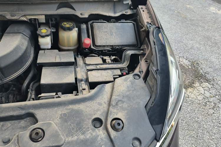 Used Buick GL8 2022 Land Executive Class 652T Prestige Model Engine Bay Left