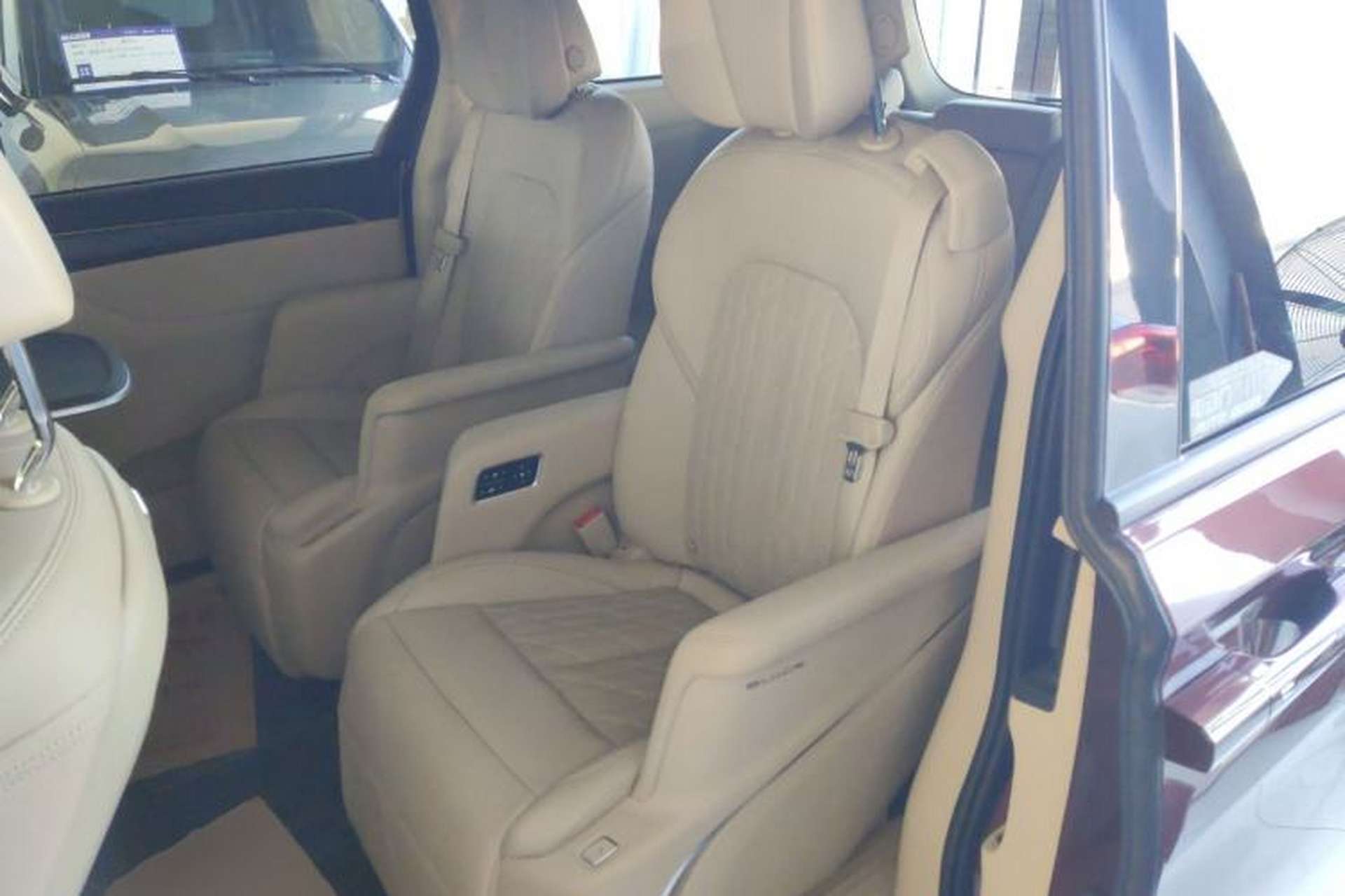 Used Buick GL8 2022 ES Landtrek 653T Flagship Model Left Rear Seat