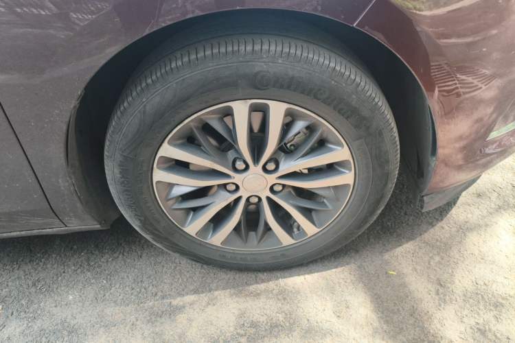 Used Buick GL8 2022 ES Landtrek 653T Comfort Edition Right Front Wheel Hub
