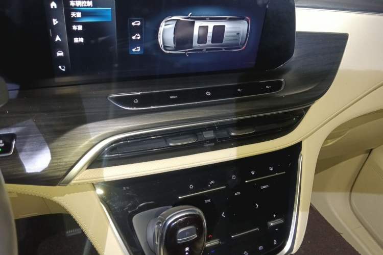 Used Buick GL8 2022 ES Landtrek 653T Luxury Edition Audio And AC Panel