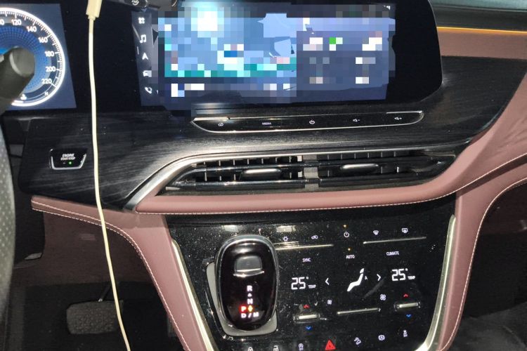 Used Buick GL8 2022 Facelifted Avenir Aivia 7-Seater Premium Edition Audio And AC Panel