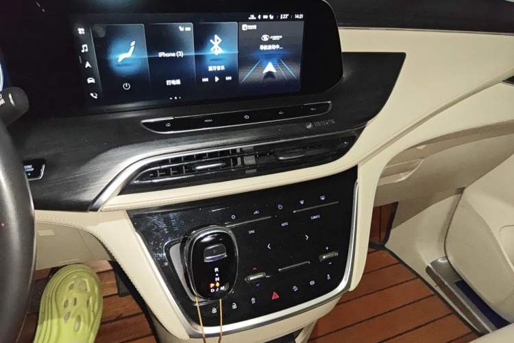 Used Buick GL8 2022 ES Landtrek 653T Luxury Edition Audio And AC Panel