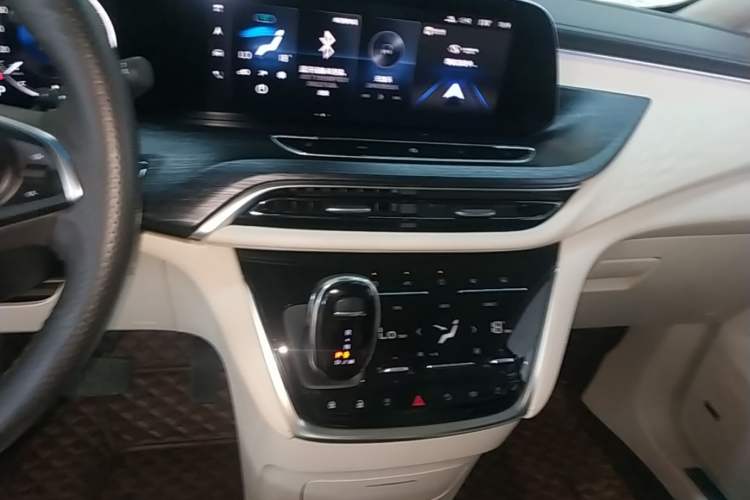 Used Buick GL8 2022 Facelifted Avenir Aivia 7-Seater Premium Edition Audio And AC Panel