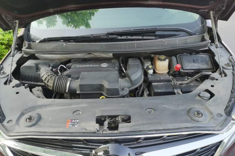 Used Buick GL8 2022 ES Landtrek 653T Flagship Model Engine Bay