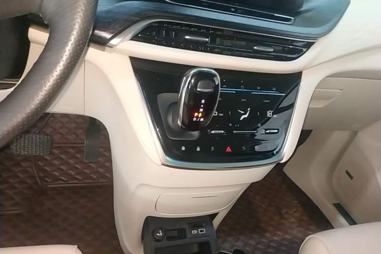 Used Buick GL8 2022 Facelifted Avenir Aivia 7-Seater Premium Edition Gear Lever