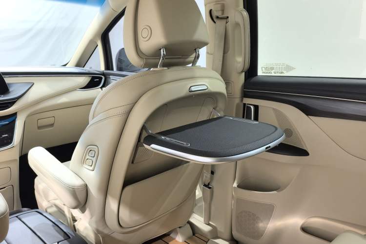 Used Buick GL8 2022 ES Landtrek 653T Luxury Edition Interior 5