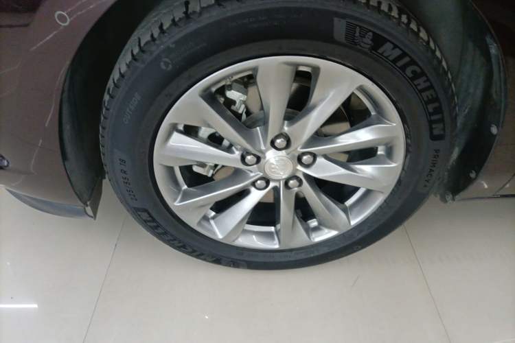Used Buick GL8 2022 Avenir Aivia Six-Seat Deluxe Edition Left Front Wheel Hub