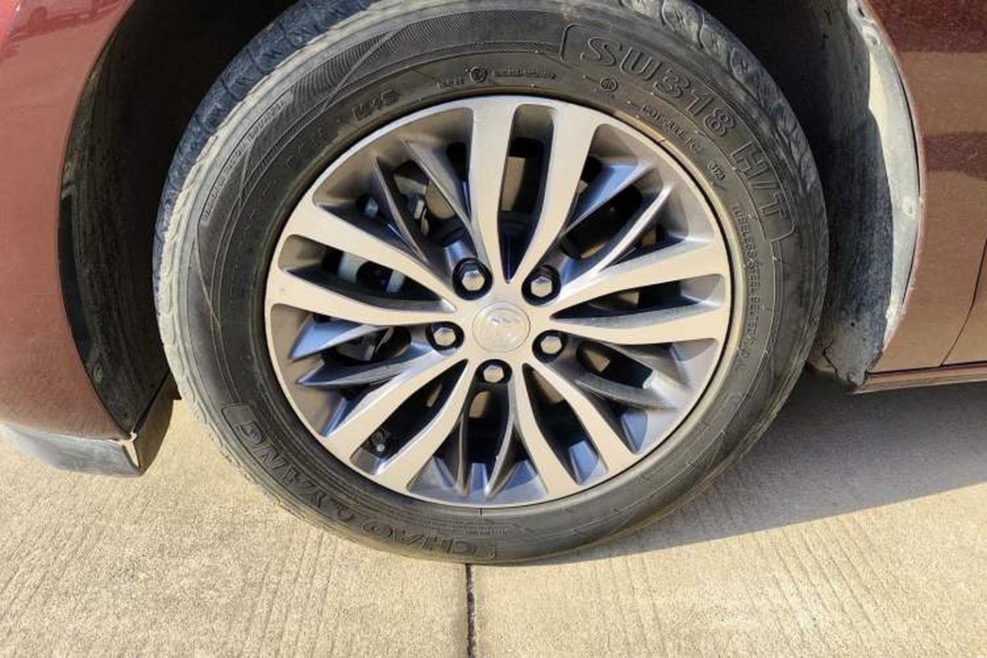 Used Buick GL8 2022 ES Landtrek 653T Comfort Edition Left Front Wheel Hub