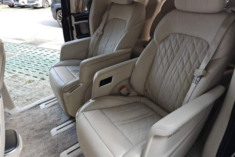 Used Buick GL8 2022 Avenir Aivia Six-Seat Deluxe Edition Left Rear Seat
