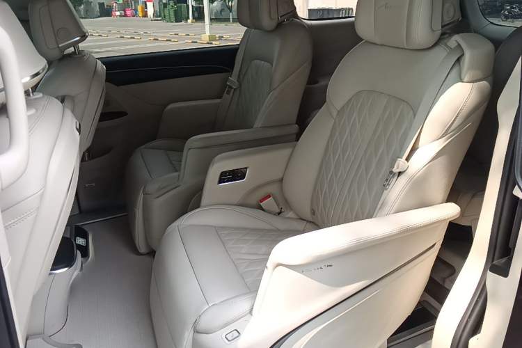Used Buick GL8 2022 Avenir Aivia Six-Seat Deluxe Edition Left Rear Seat