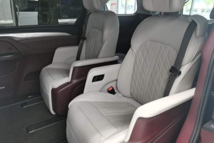 Used Buick GL8 2022 Avenir Aivia Six-Seat Deluxe Edition Left Rear Seat