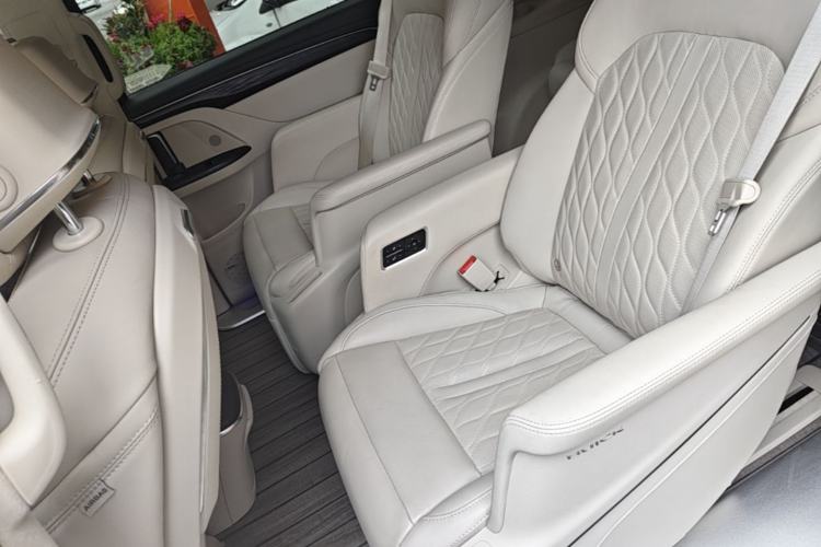 Used Buick GL8 2022 Avenir Aivia Six-Seat Deluxe Edition Left Rear Seat