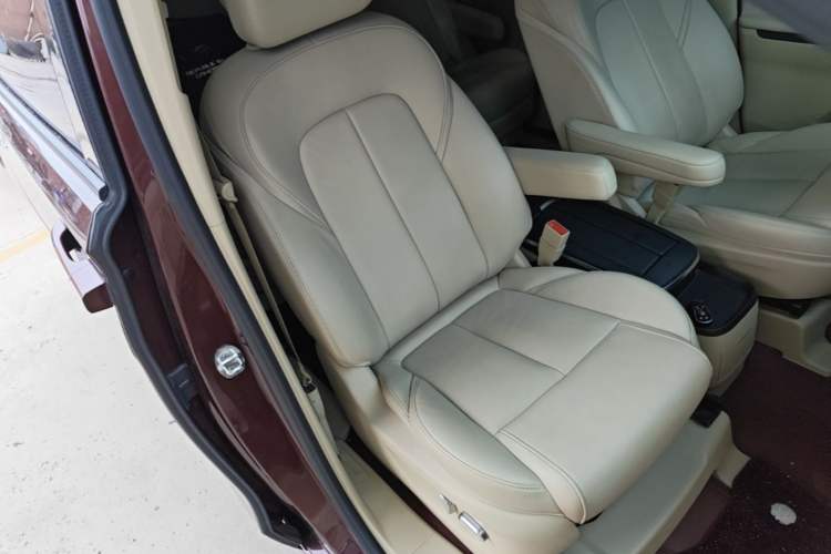 Used Buick GL8 2022 ES Landtrek 653T Luxury Edition Right Front Seat