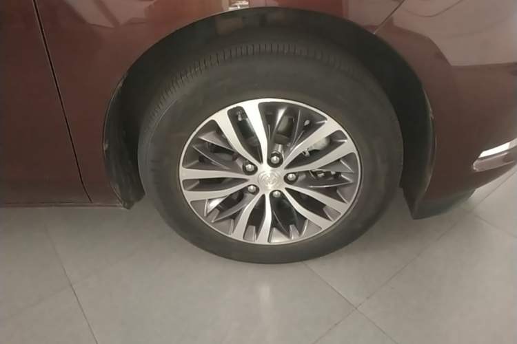 Used Buick GL8 2022 ES Landtrek 653T Comfort Edition Right Front Wheel Hub