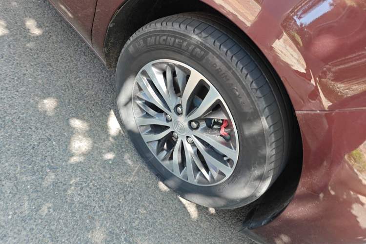 Used Buick GL8 2022 ES Landtrek 653T Comfort Edition Right Front Wheel Hub