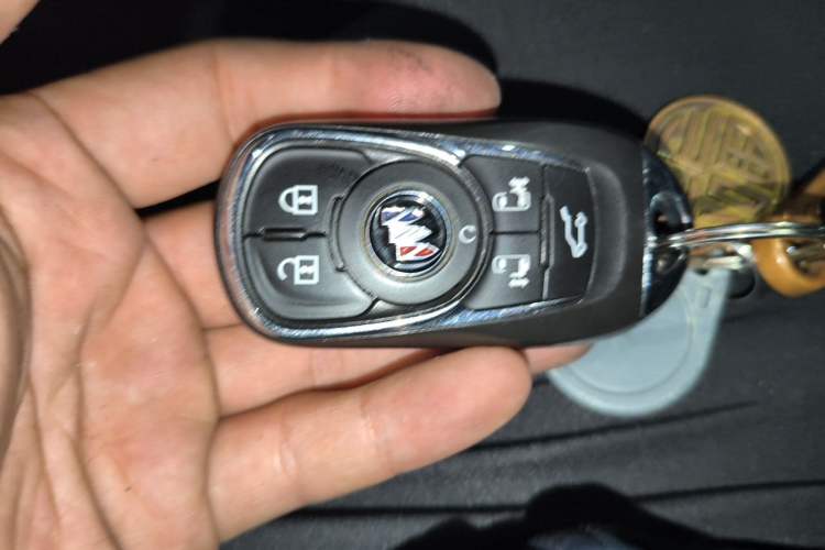 Used Buick GL8 2022 Facelifted Avenir Aivia 7-Seater Premium Edition Vehicle Key