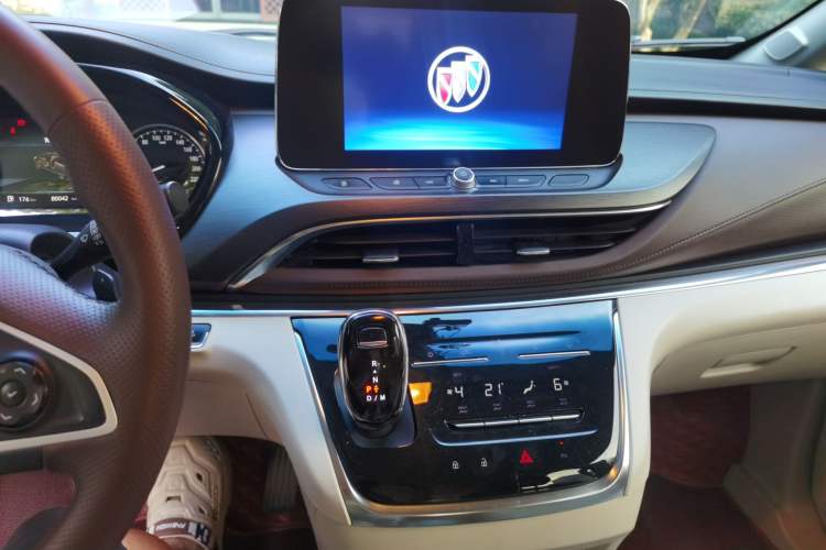 Used Buick GL8 2022 Land Cruiser Executive Class 652T Comfort Model Audio And AC Panel