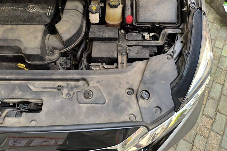 Used Buick GL8 2022 Land Cruiser Executive Class 652T Comfort Model Engine Bay Left