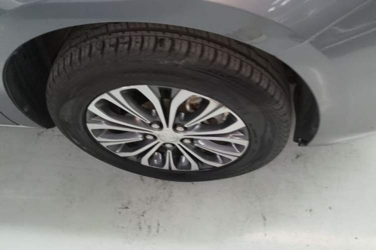 Used Buick GL8 2022 Land Business Class 652T Luxury Model Right Front Wheel Hub