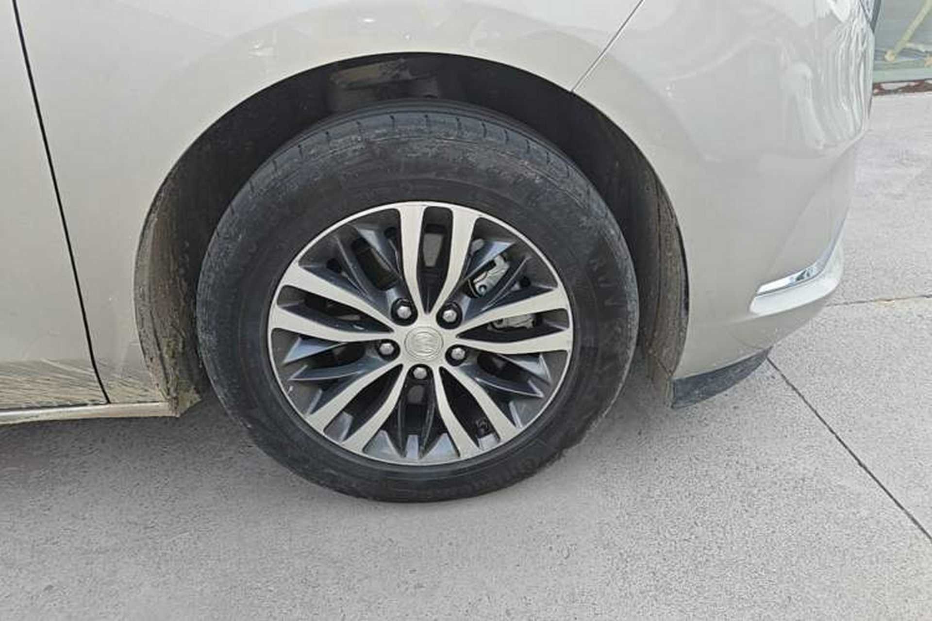 Used Buick GL8 2022 ES Landtrek 653T Comfort Edition Right Front Wheel Hub