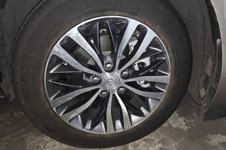 Used Buick GL8 2022 ES Landtrek 653T Luxury Edition Right Front Wheel Hub