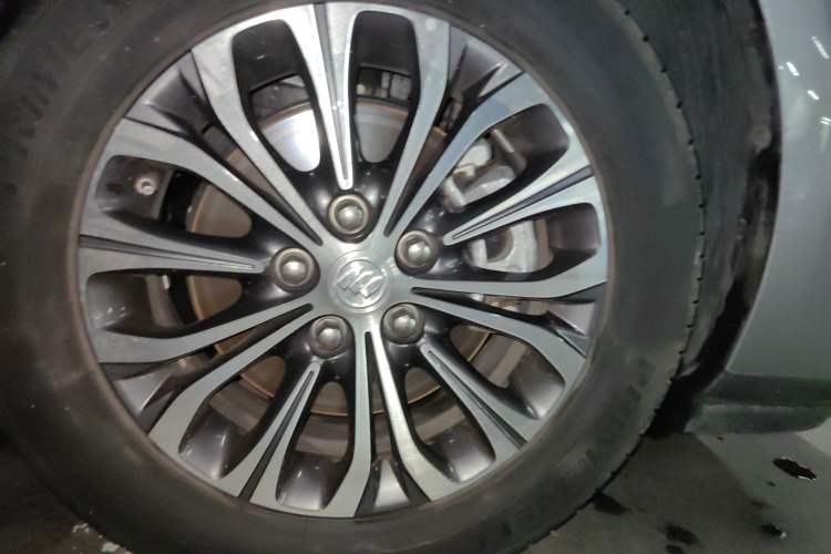 Used Buick GL8 2022 Land Business Class 652T Luxury Model Right Front Wheel Hub