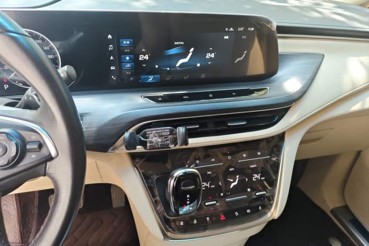Used Buick GL8 2022 ES Land Cruiser 653T Luxury Model Audio And AC Panel