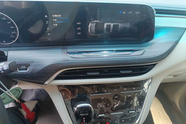 Used Buick GL8 2022 ES Landtrek 653T Comfort Edition Audio And AC Panel