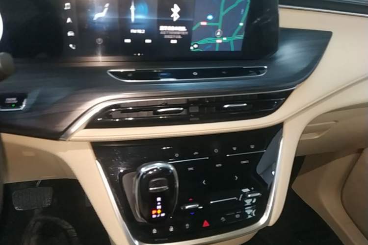 Used Buick GL8 2022 ES Landtrek 653T Luxury Edition Audio And AC Panel