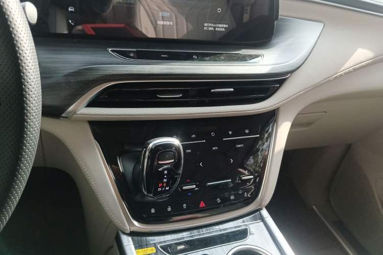 Used Buick GL8 2022 ES Landtrek 653T Comfort Edition Audio And AC Panel