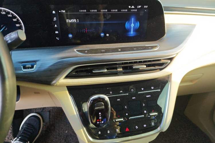 Used Buick GL8 2022 ES Land Cruiser 653T Luxury Model Audio And AC Panel