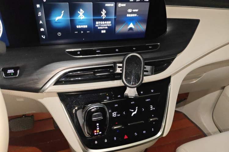 Used Buick GL8 2022 ES Landtrek 653T Comfort Edition Audio And AC Panel