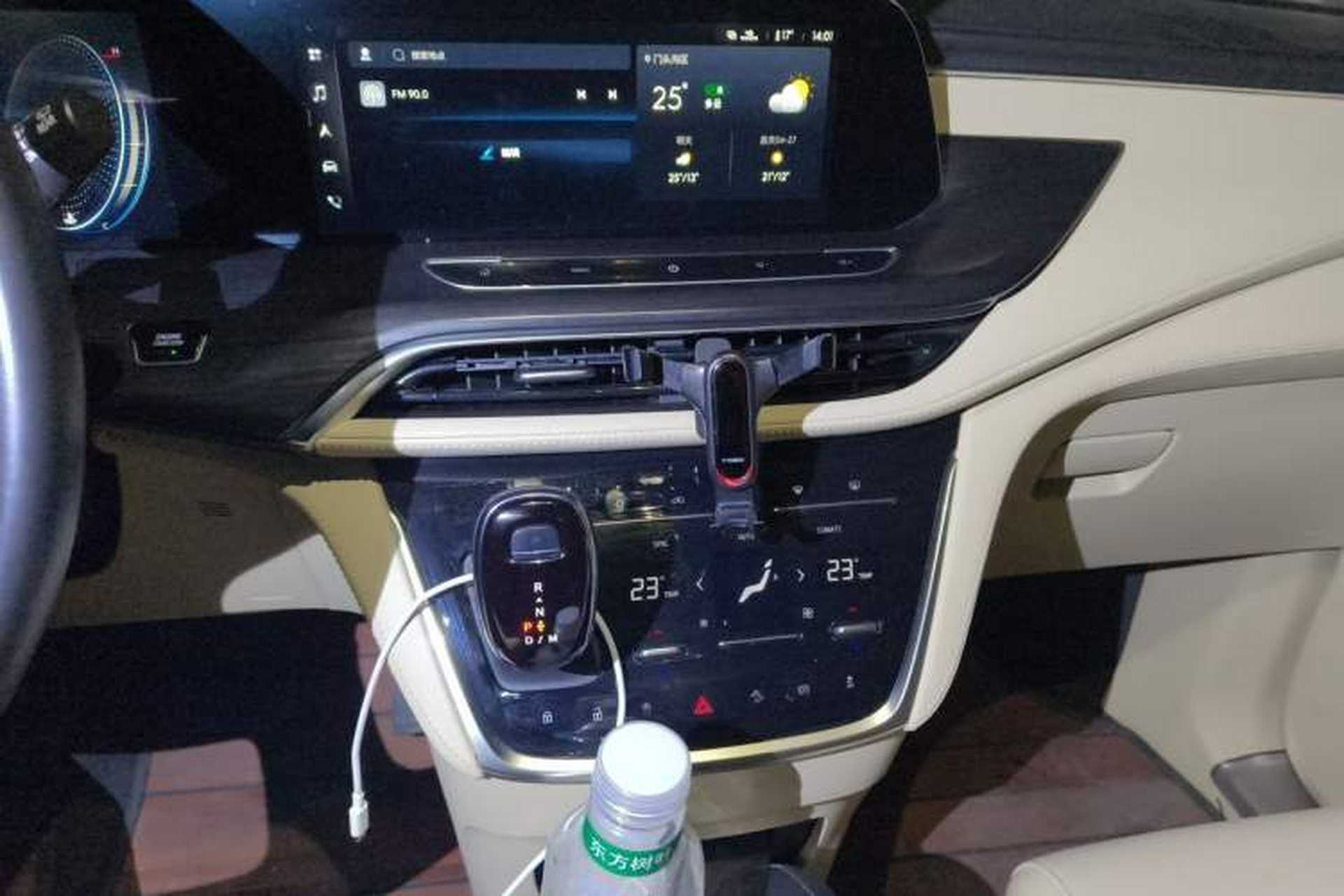 Used Buick GL8 2022 ES Land Cruiser 653T Luxury Model Audio And AC Panel