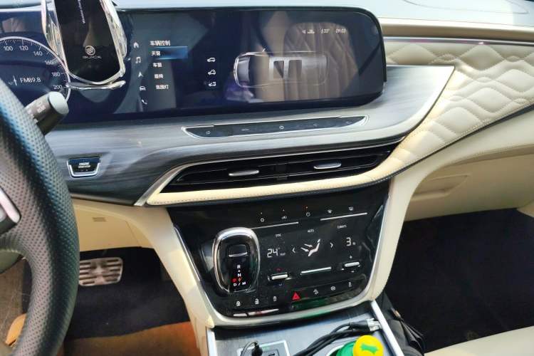 Used Buick GL8 2022 ES Landtrek 653T Comfort Edition Audio And AC Panel
