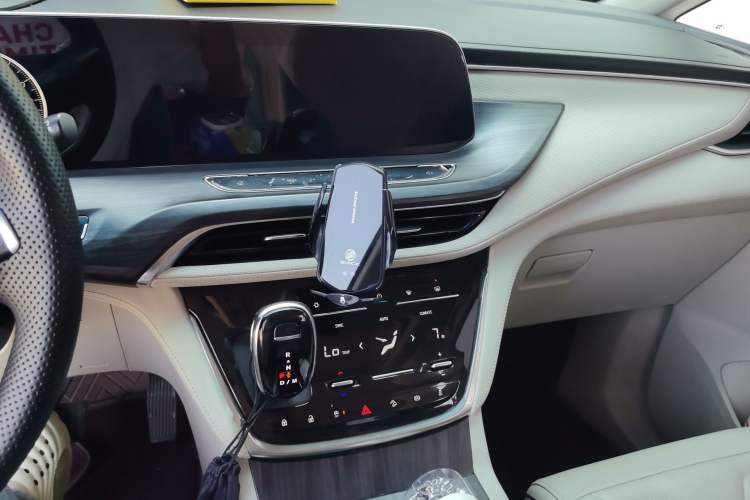 Used Buick GL8 2022 ES Landtrek 653T Comfort Edition Audio And AC Panel
