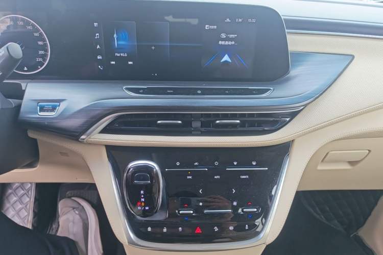 Used Buick GL8 2022 ES Land Cruiser 653T Luxury Model Audio And AC Panel