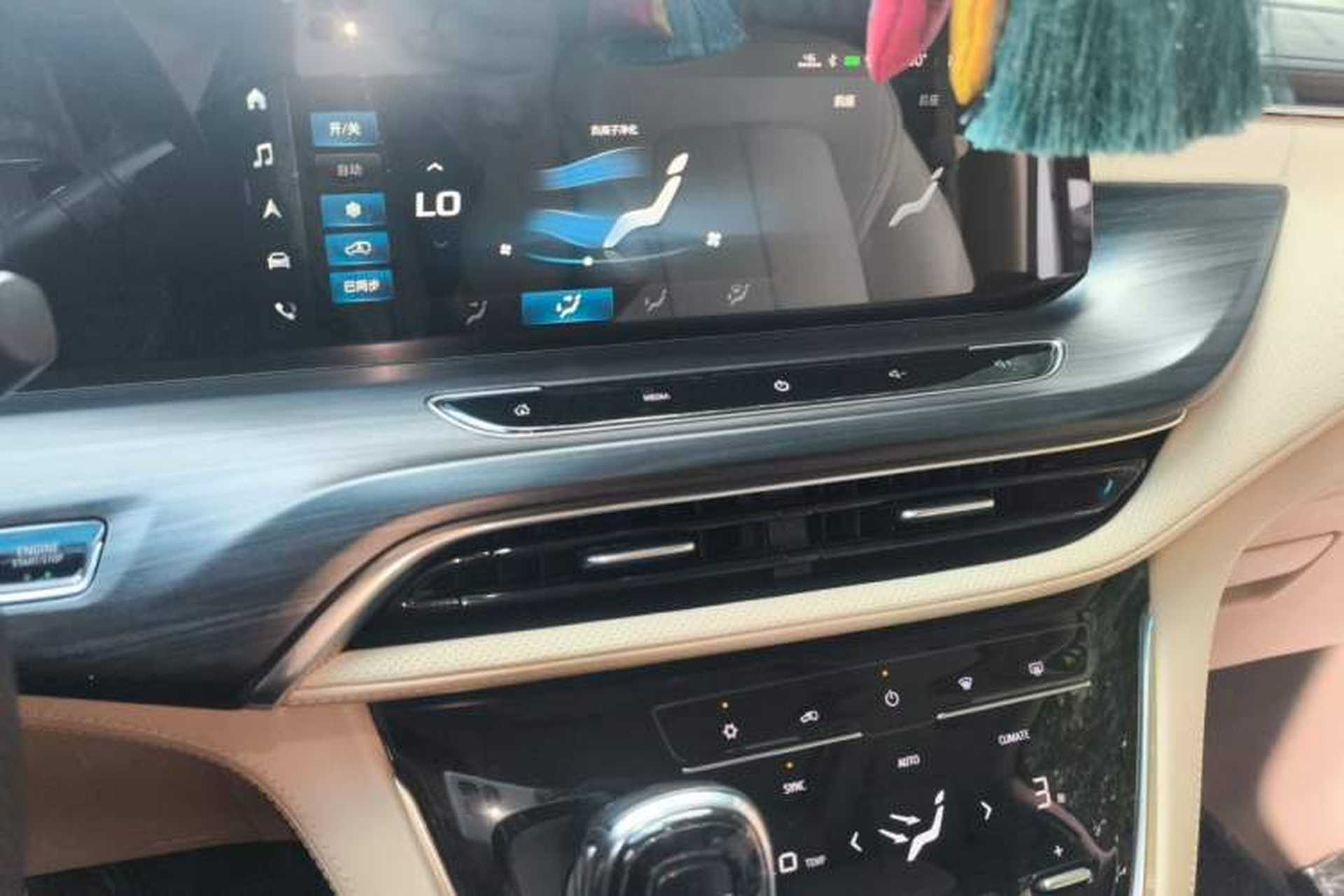 Used Buick GL8 2022 ES Landtrek 653T Luxury Edition Audio And AC Panel
