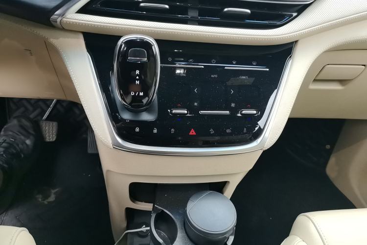 Used Buick GL8 2022 ES Land Cruiser 653T Luxury Model Audio And AC Panel