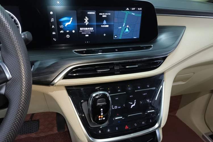 Used Buick GL8 2022 ES Landtrek 653T Luxury Edition Audio And AC Panel