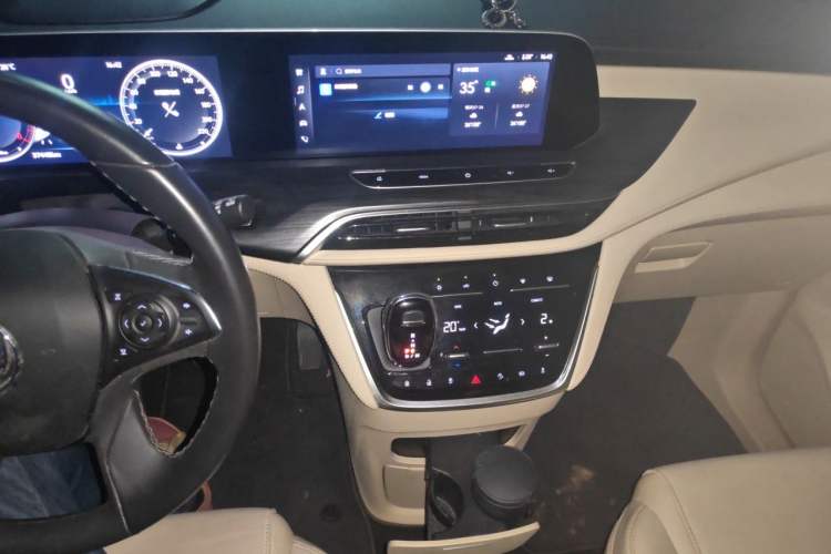 Used Buick GL8 2022 ES Landtrek 653T Luxury Edition Audio And AC Panel
